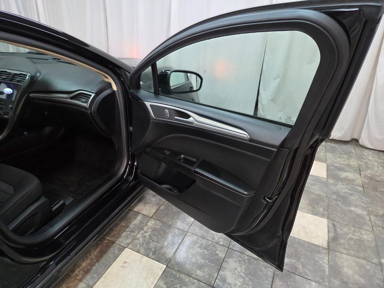 Ford Fusion Hybrid SE 2020