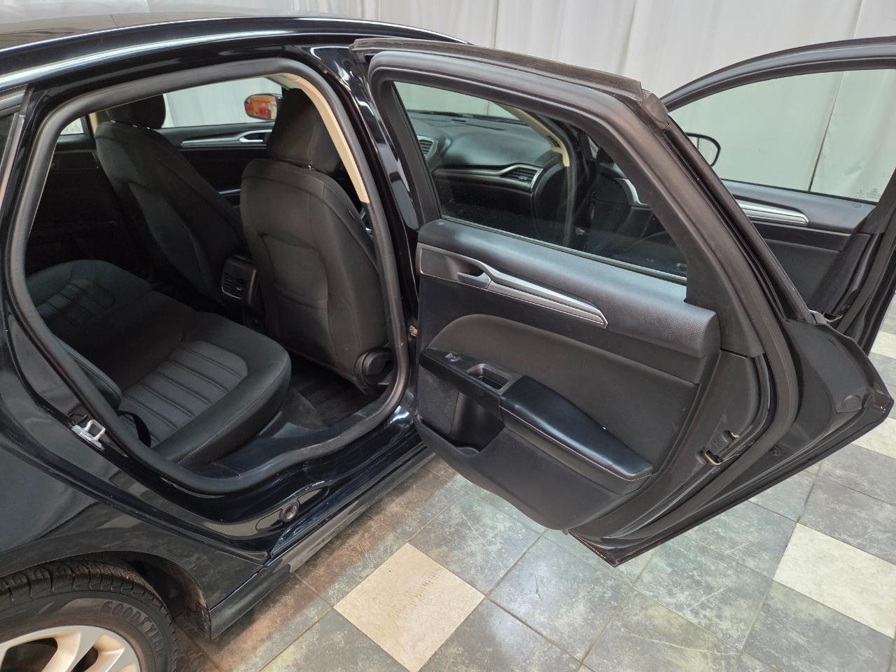 Ford Fusion Hybrid SE 2020