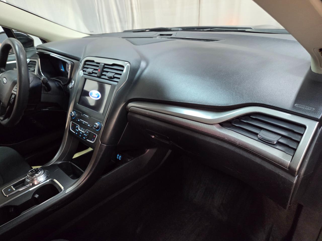 Ford Fusion Hybrid SE 2020