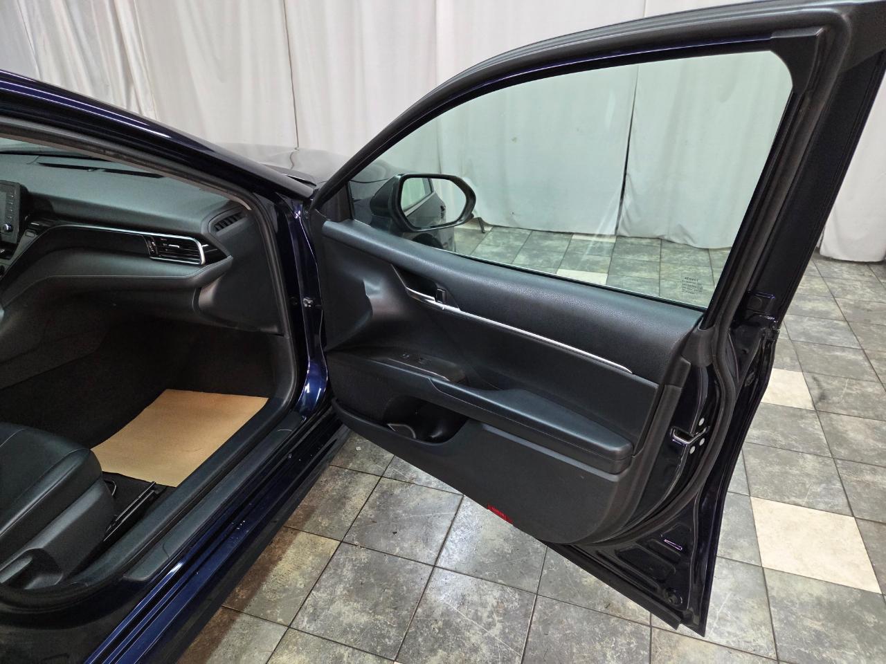 Toyota Camry SE 2021