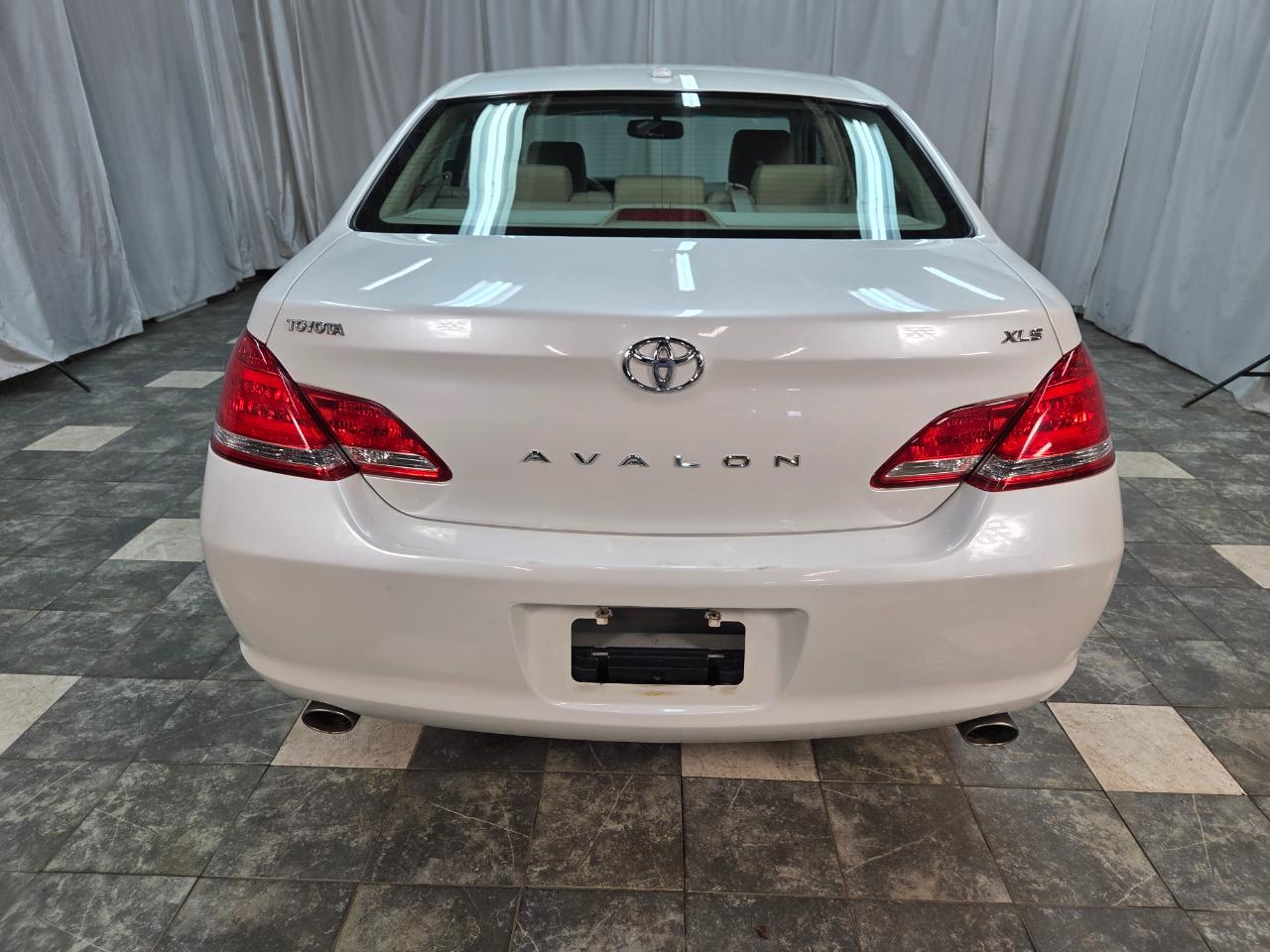 Toyota Avalon XLS 2010