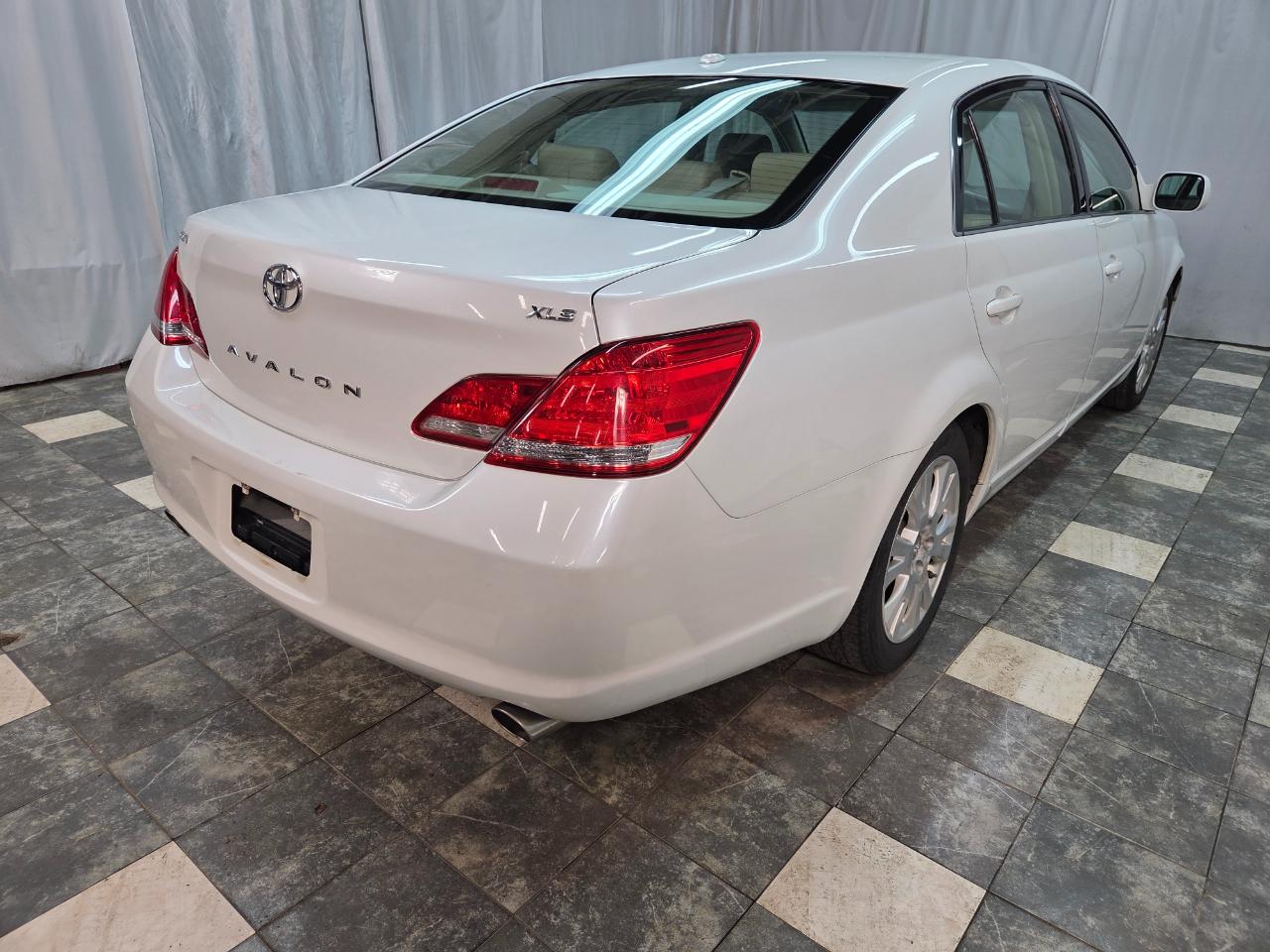 Toyota Avalon XLS 2010
