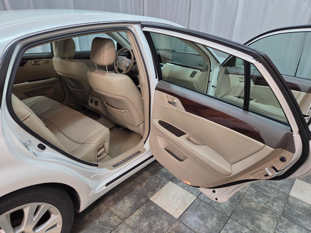 Toyota Avalon XLS 2010