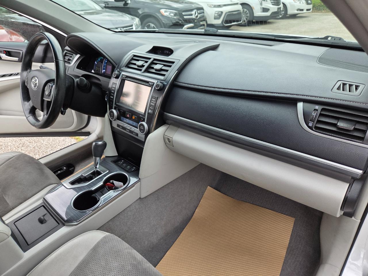 Toyota Camry Hybrid XLE 2014