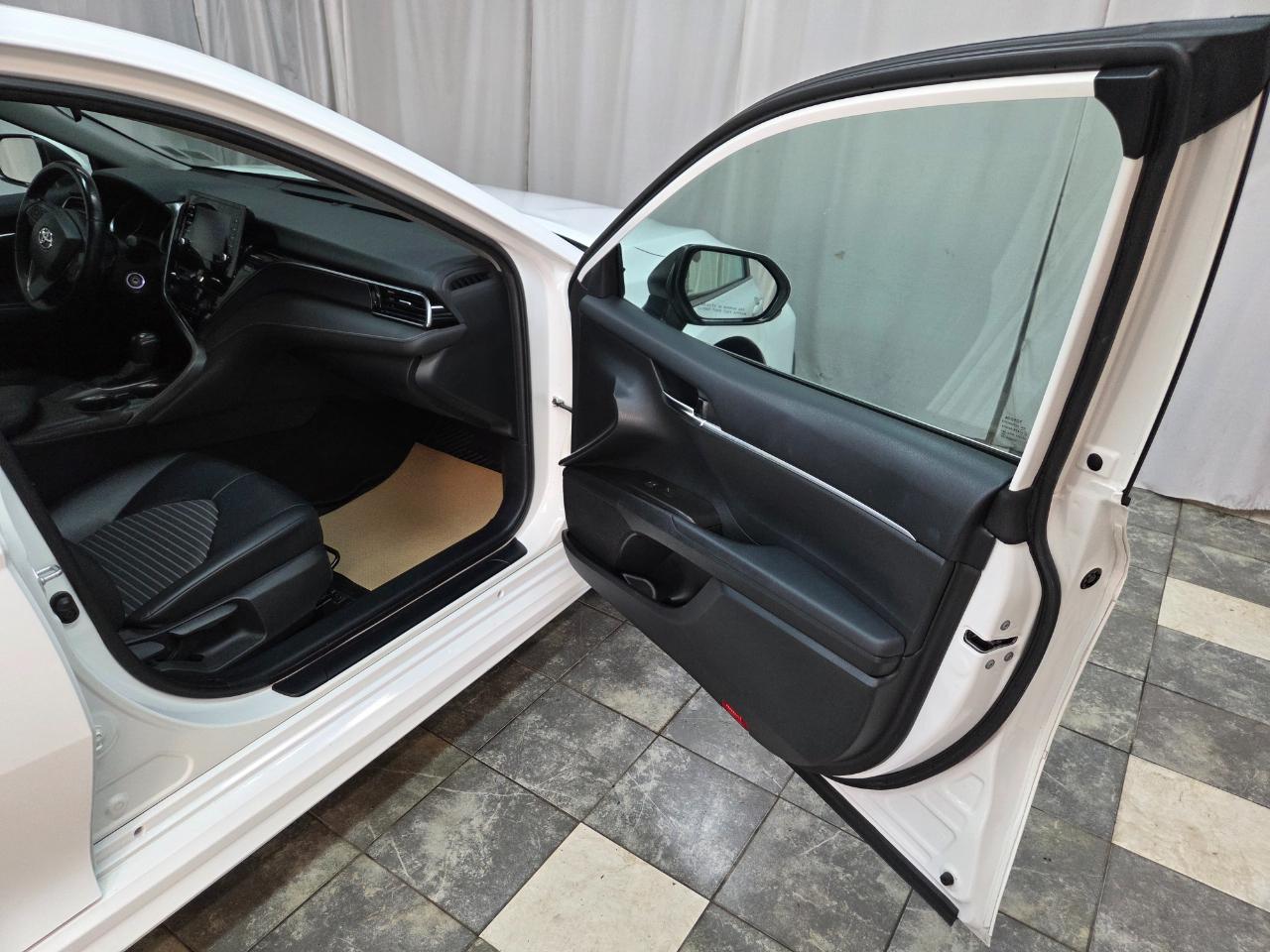 Toyota Camry SE 2022