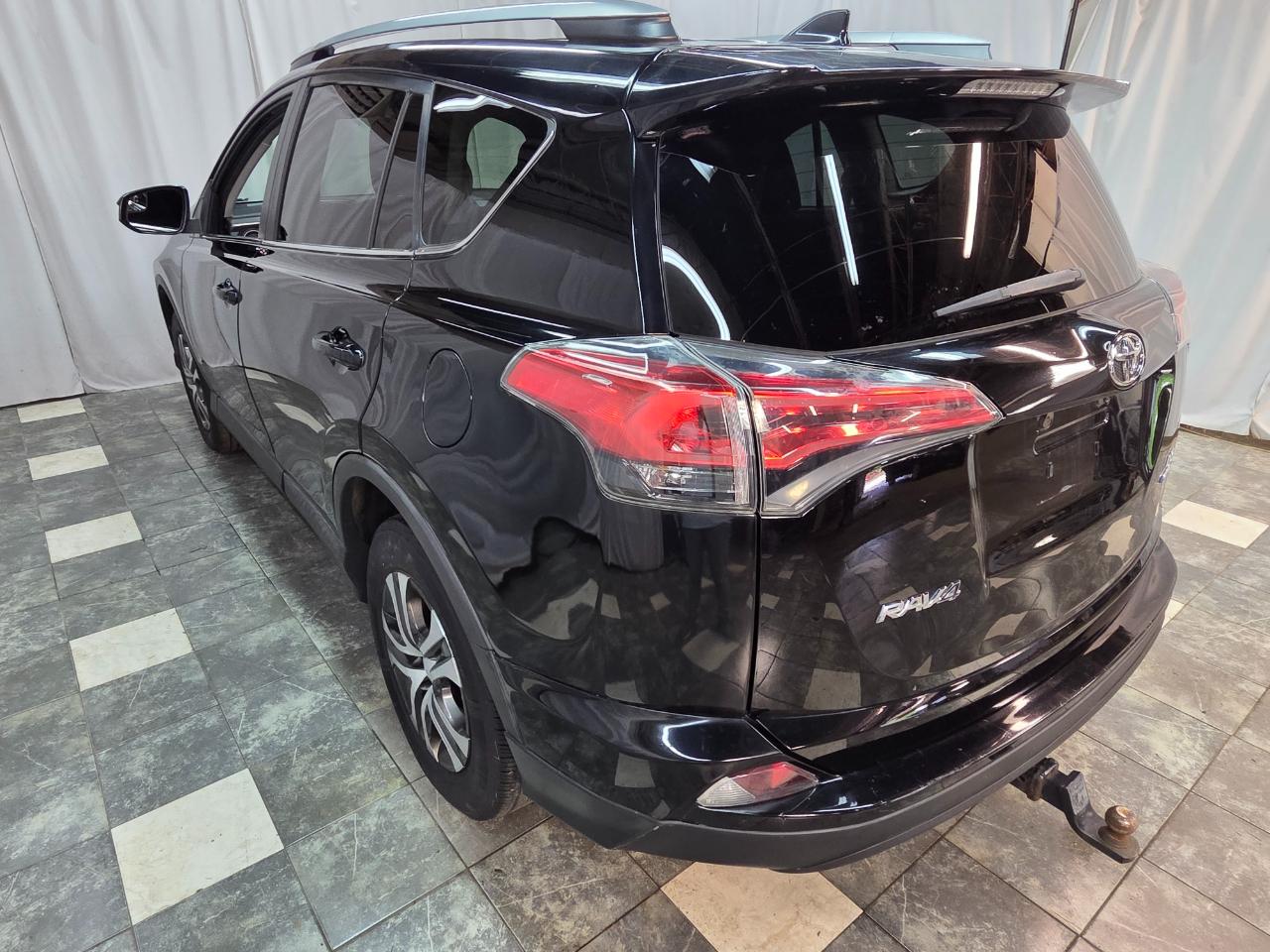 Toyota RAV4 LE AWD 2017