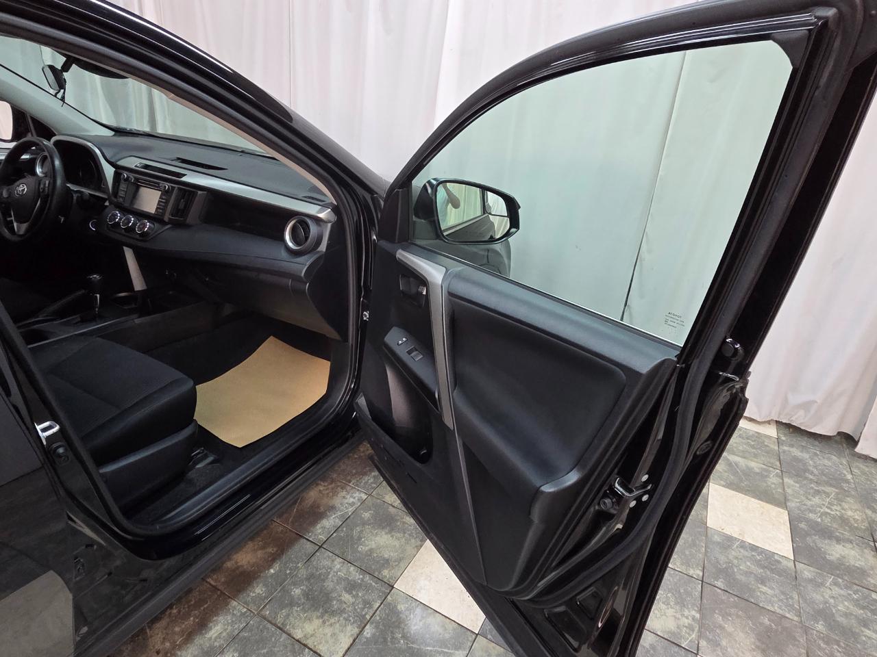 Toyota RAV4 LE AWD 2017