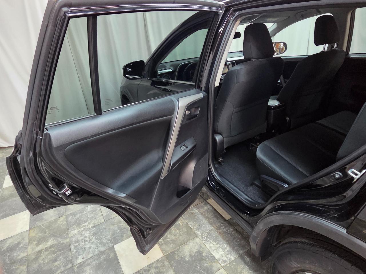 Toyota RAV4 LE AWD 2017