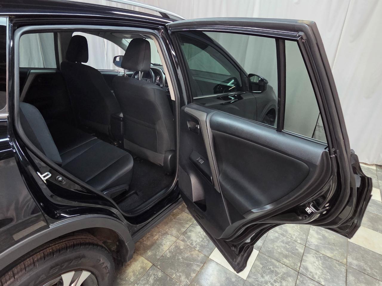 Toyota RAV4 LE AWD 2017