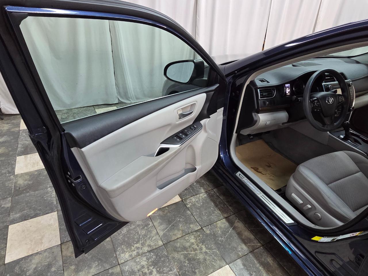 Toyota Camry LE Auto (Natl) 2016
