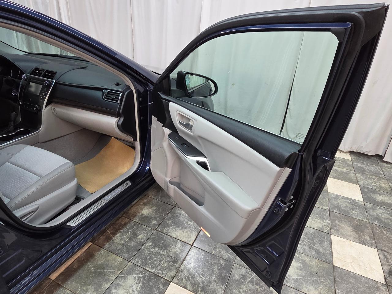 Toyota Camry LE Auto (Natl) 2016