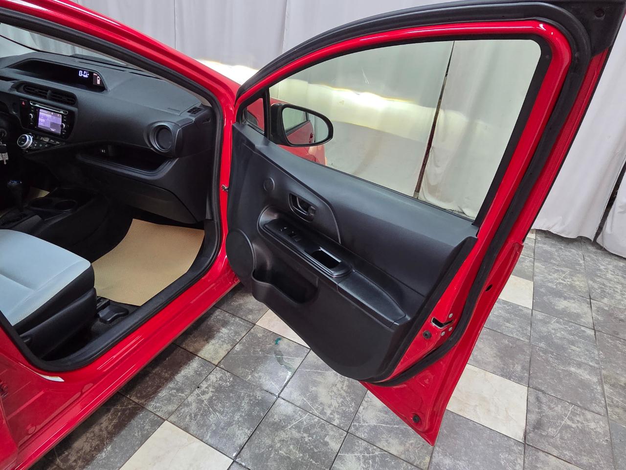 Toyota Prius c Four 2015
