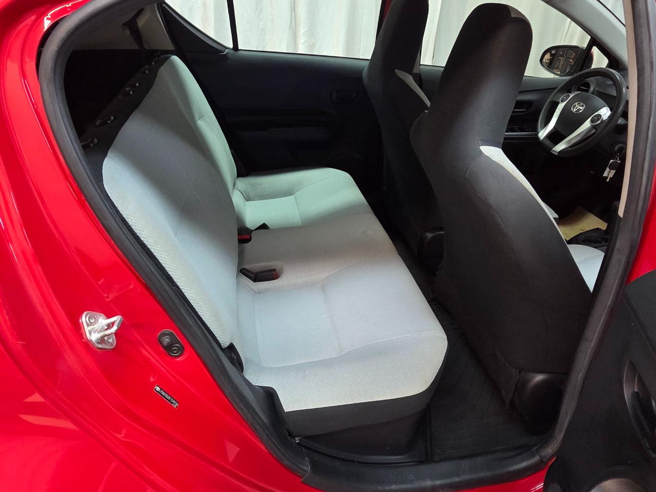 Toyota Prius c Four 2015