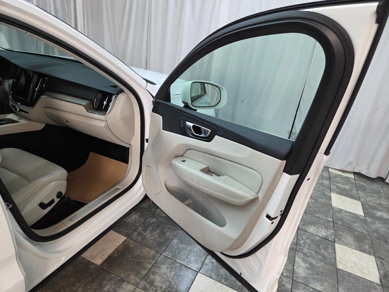 Volvo XC60 T8 Momentum Hybrid AWD 2022