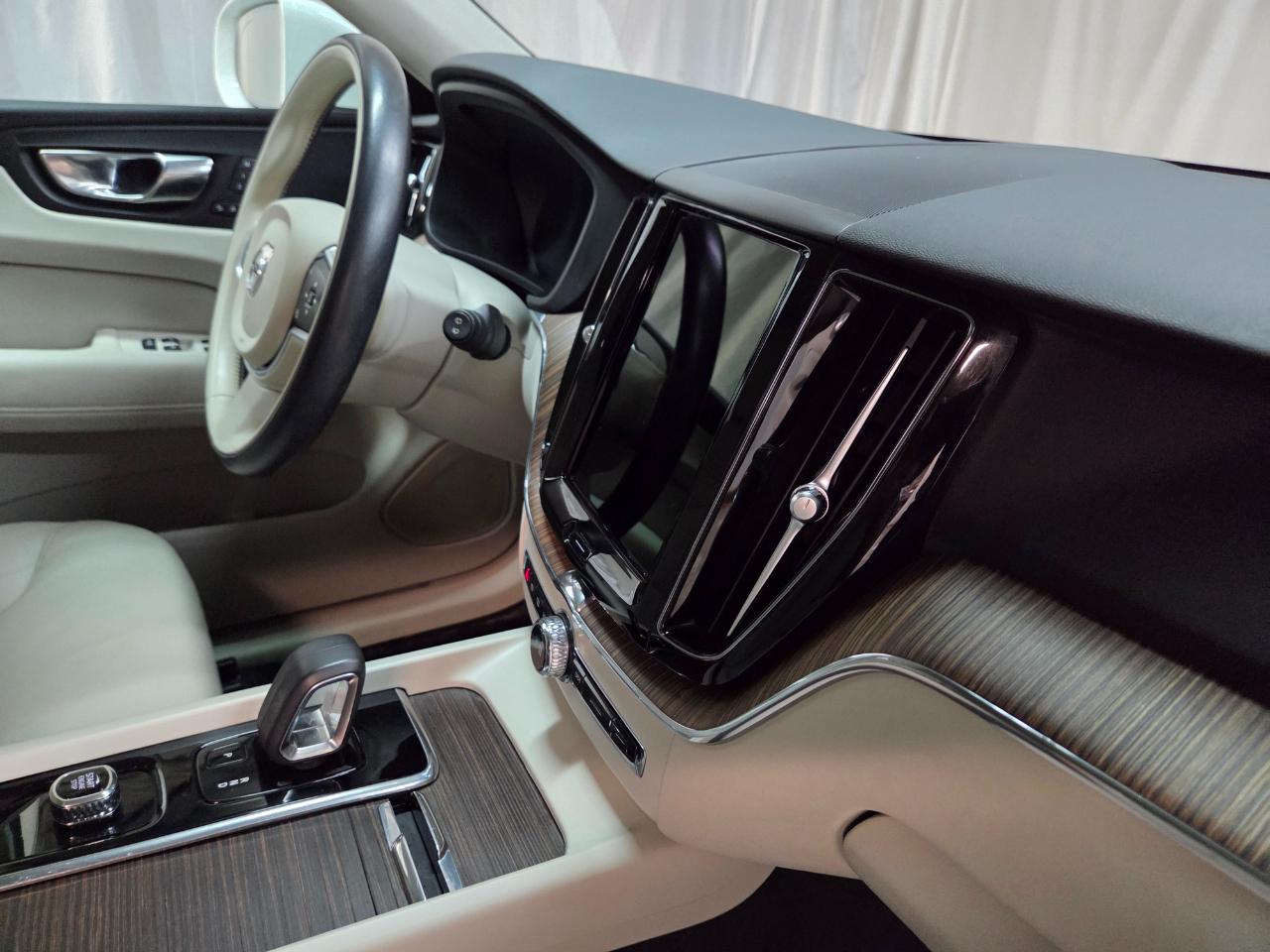 Volvo XC60 T8 Momentum Hybrid AWD 2022