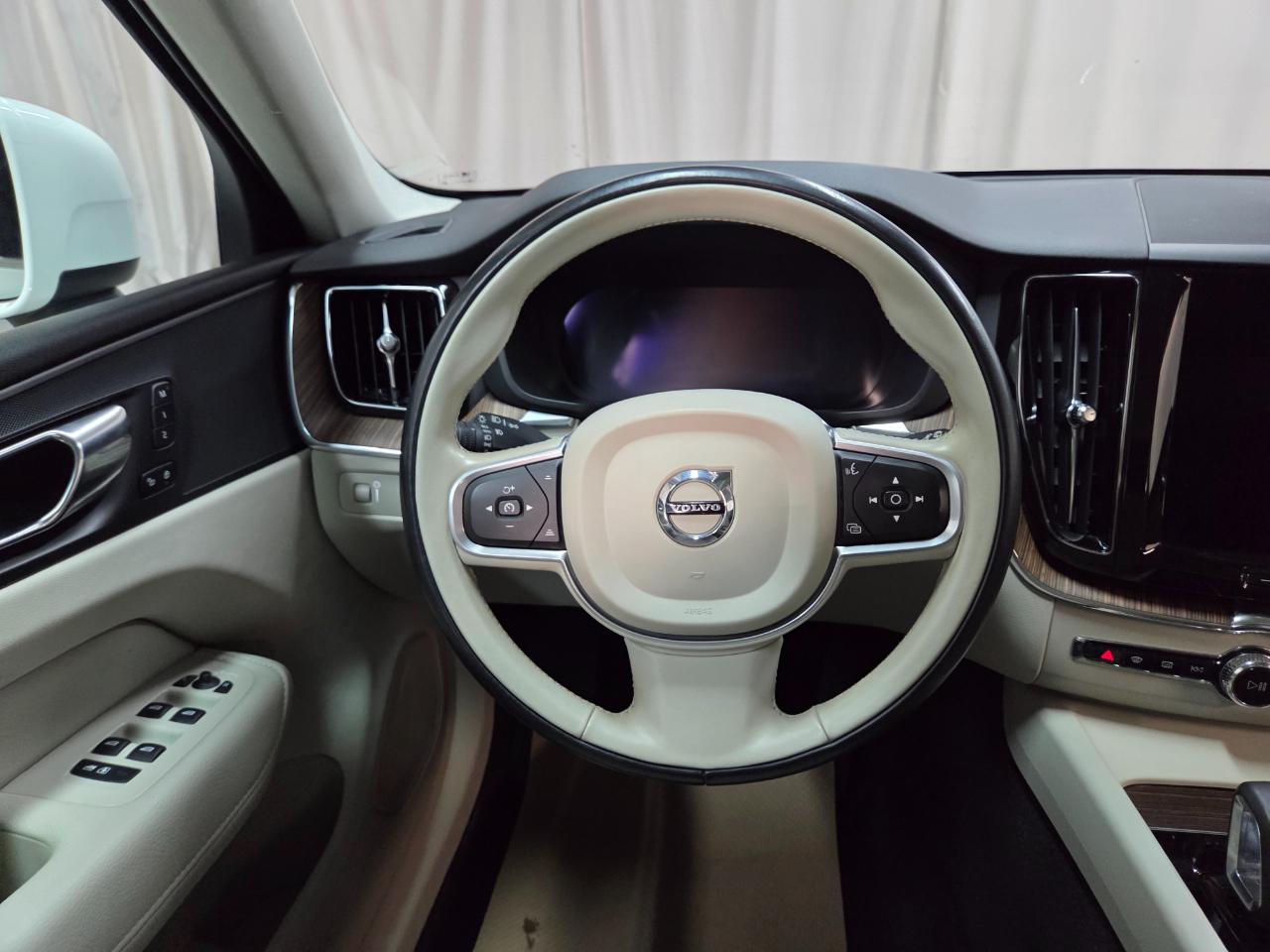 Volvo XC60 T8 Momentum Hybrid AWD 2022