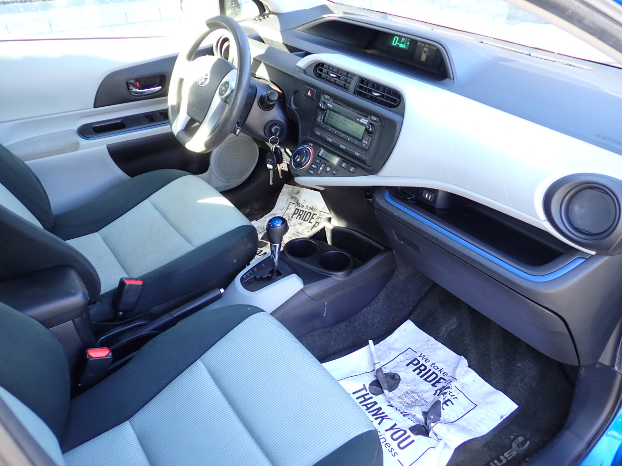 Toyota Prius c One 2012