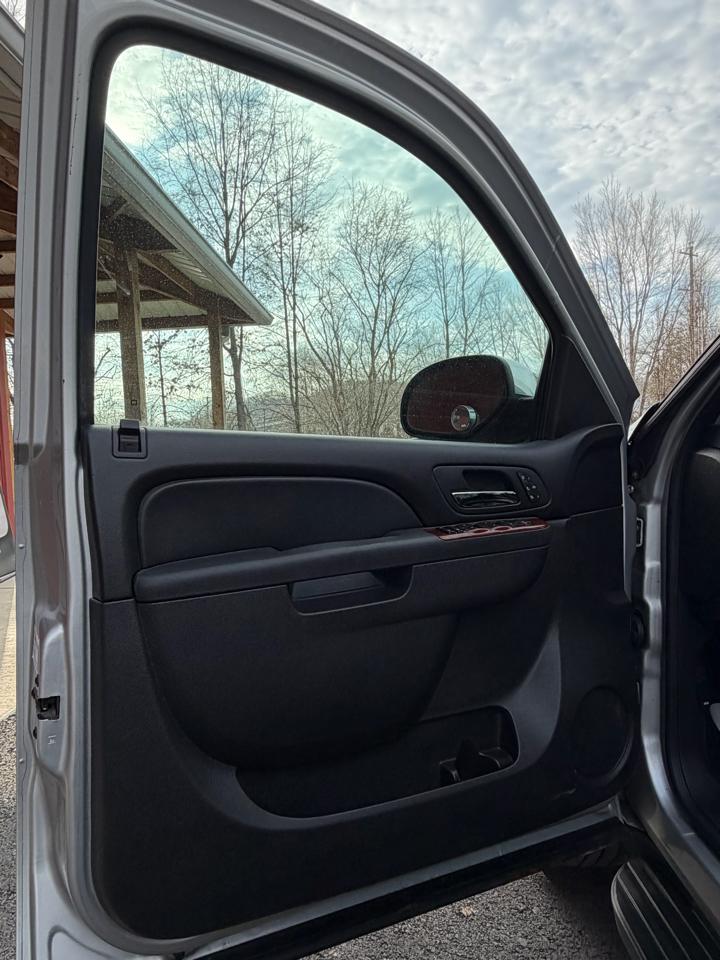 Chevrolet Avalanche LTZ 4WD 2011