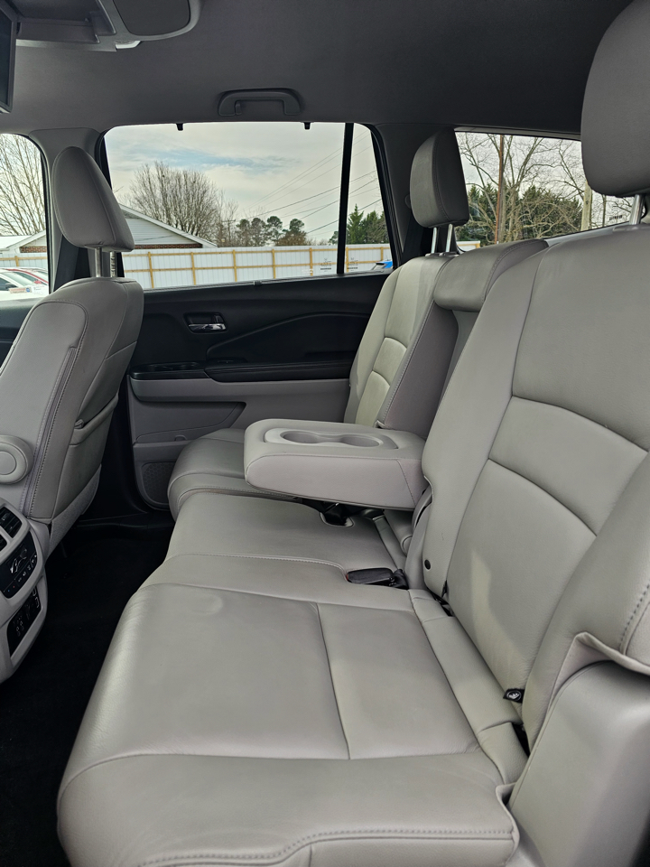 Honda Pilot EX-L w/Navigation and RES AWD 2019