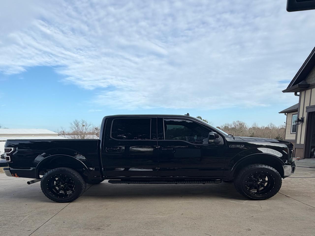 Ford F-150 2WD SuperCrew 145" Lariat 2019