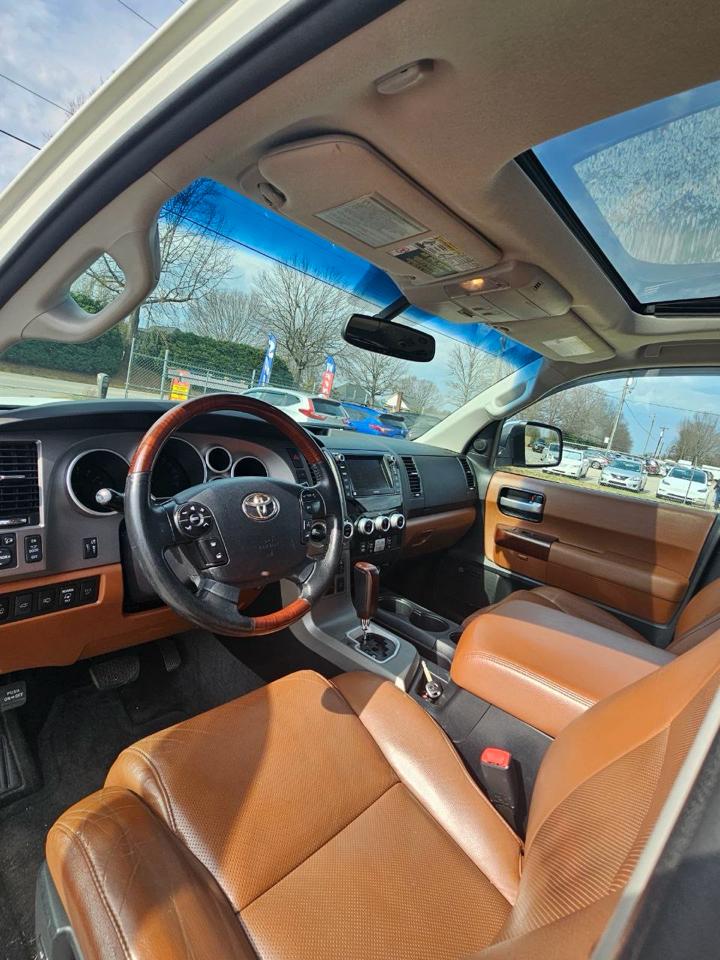 Toyota Sequoia Plantium 4WD FFV 2013