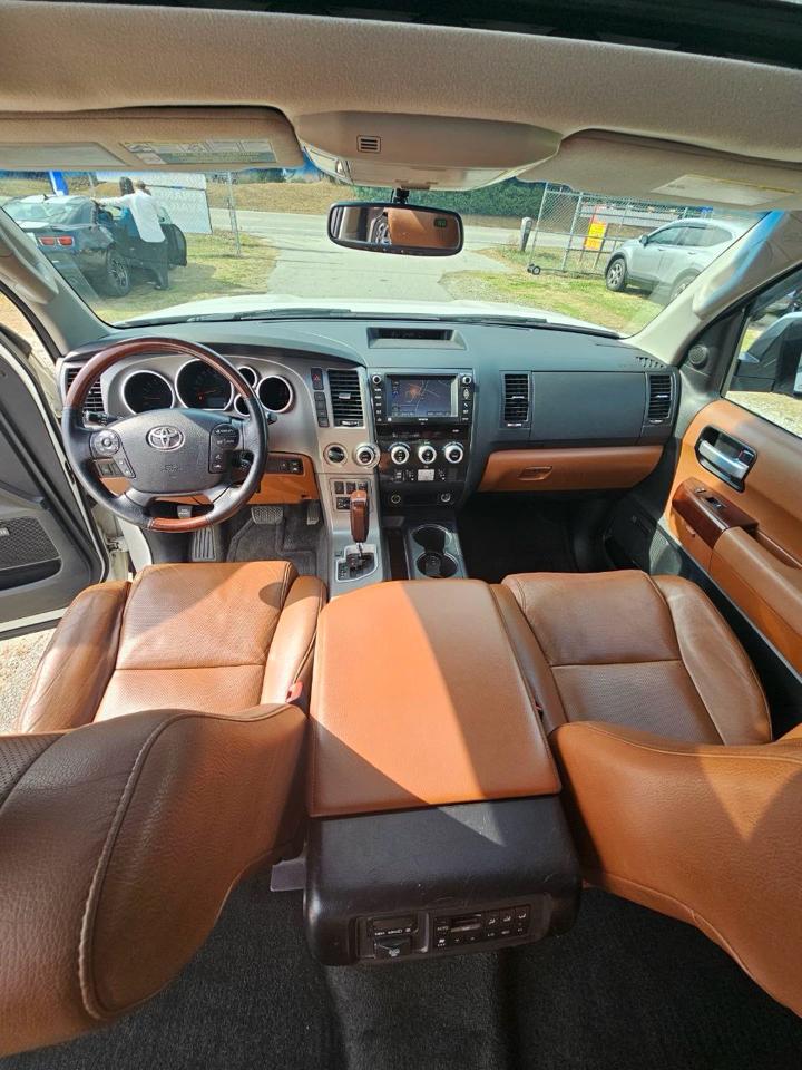 Toyota Sequoia Plantium 4WD FFV 2013