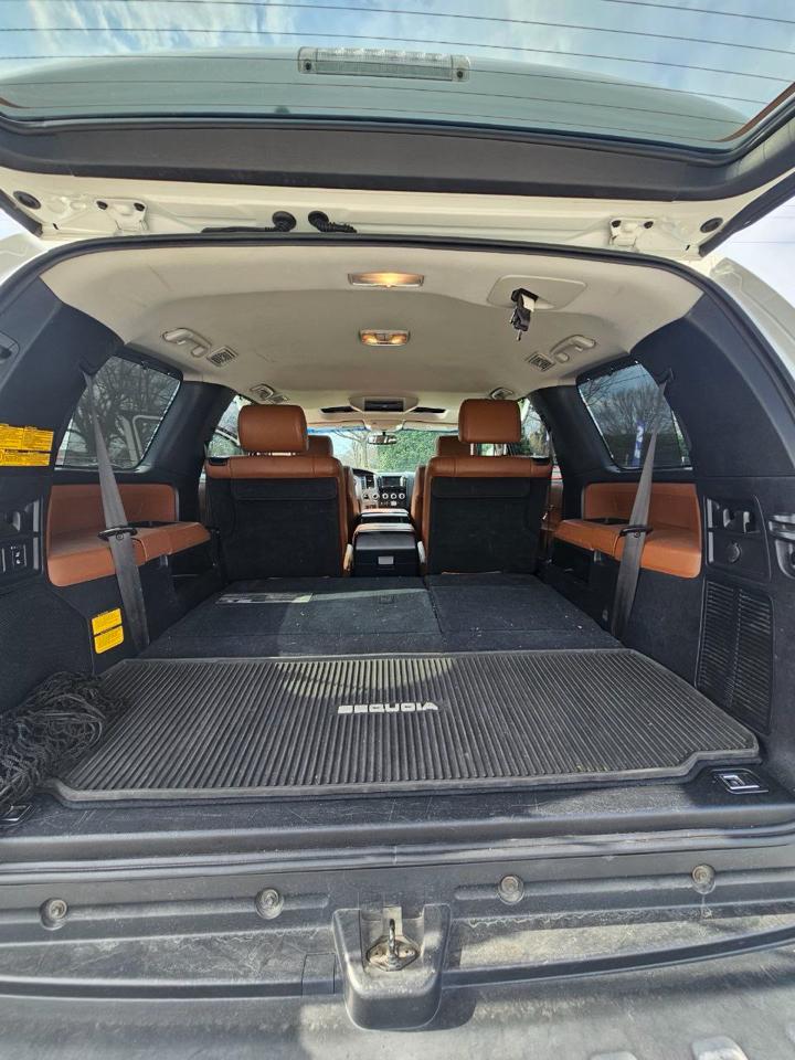 Toyota Sequoia Plantium 4WD FFV 2013