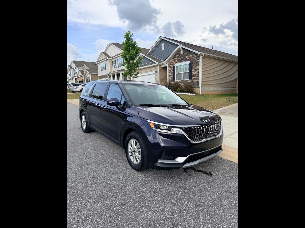 2024 Kia Sedona LX's photo