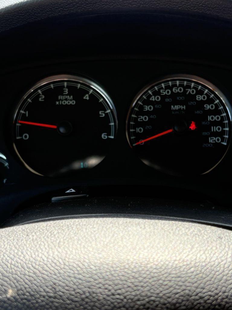 2013 Chevrolet Suburban LS - Photo 5