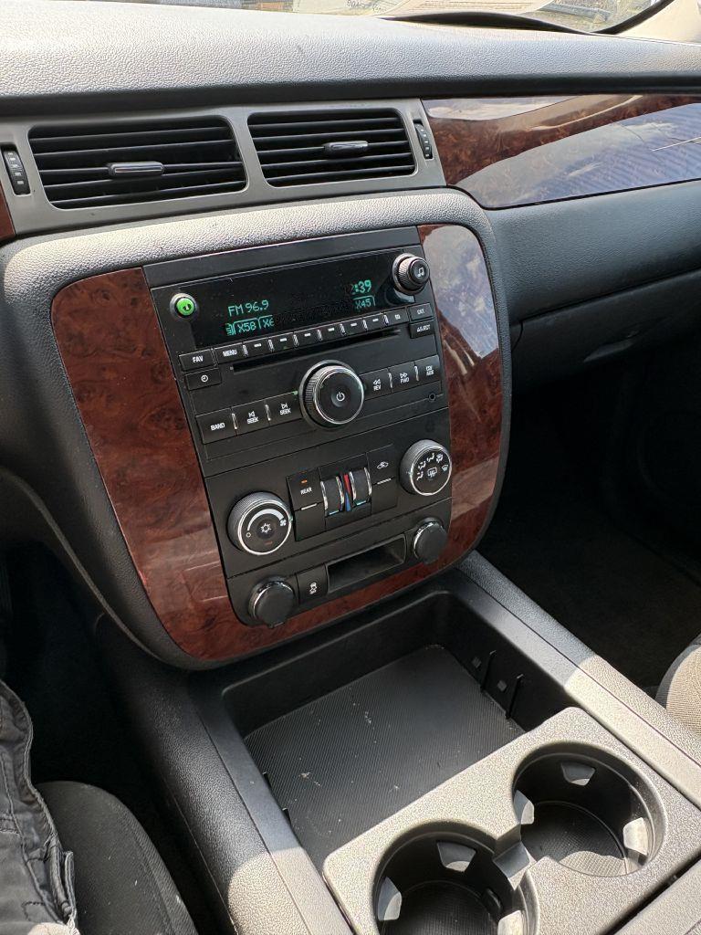 2013 Chevrolet Suburban LS - Photo 6