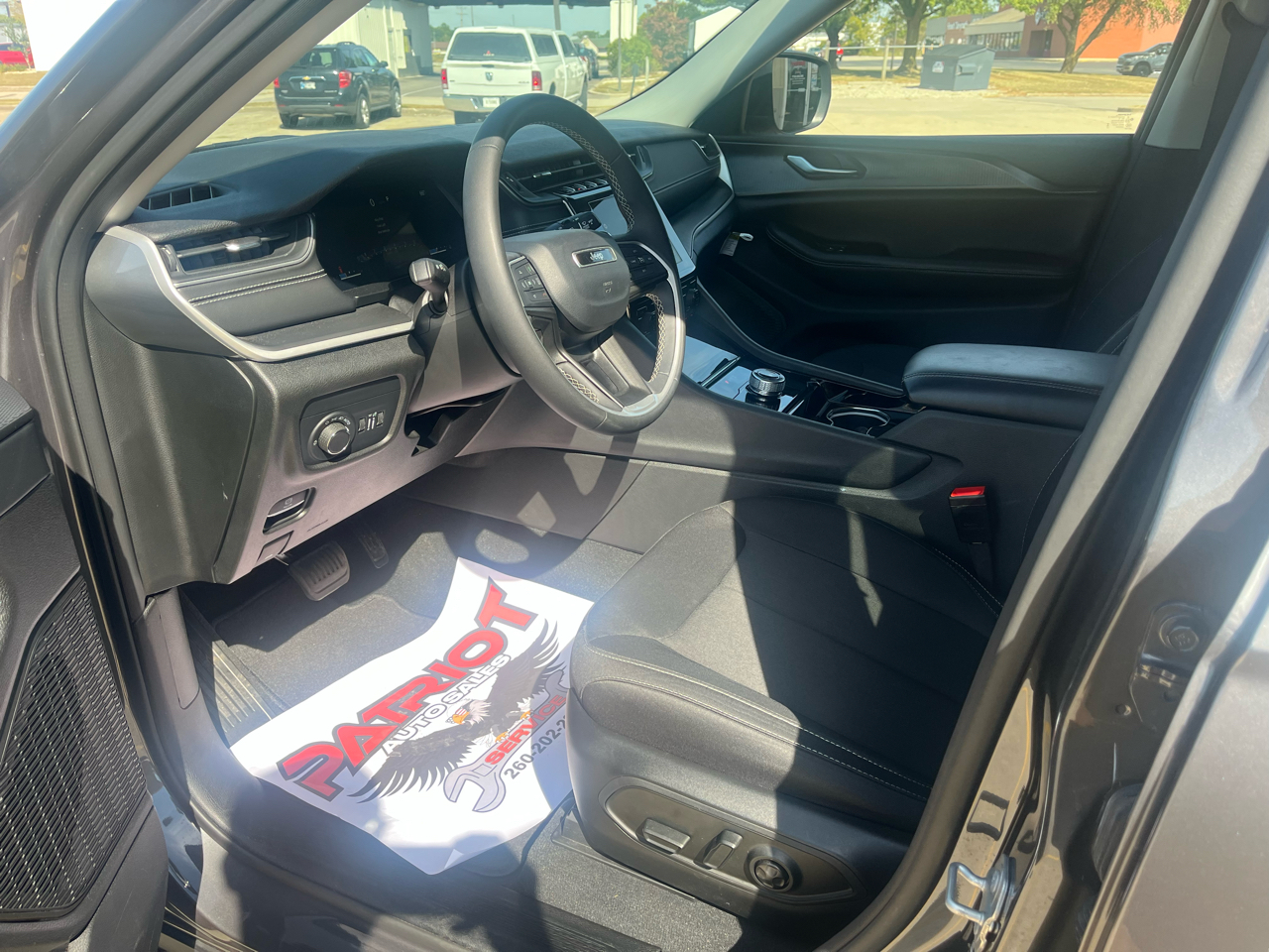 Jeep Grand Cherokee L Laredo 4WD 2023