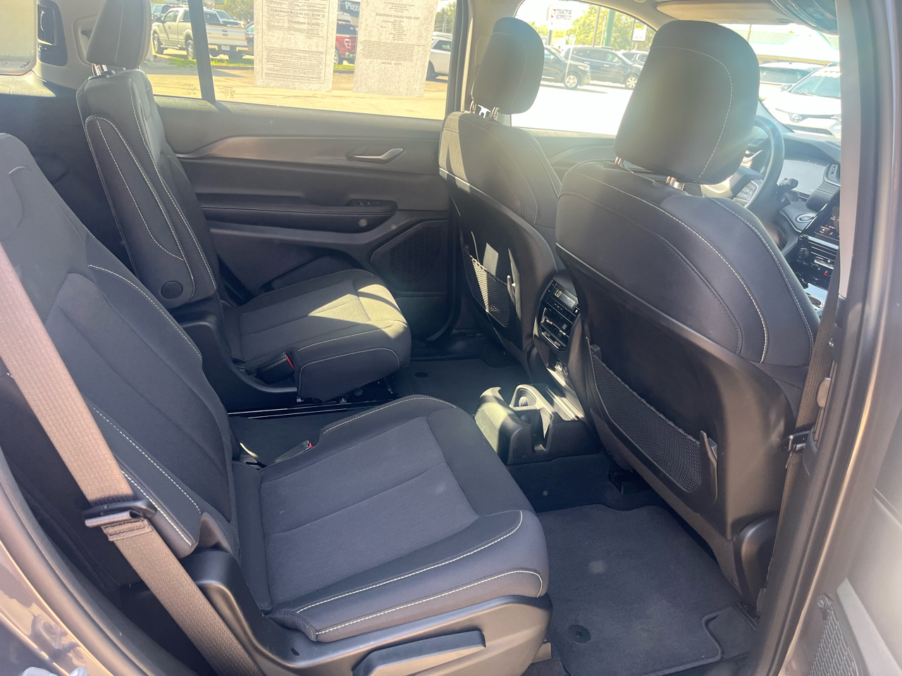 Jeep Grand Cherokee L Laredo 4WD 2023