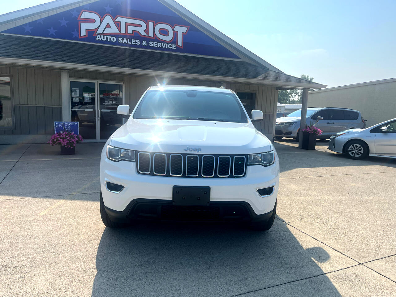 2020 Jeep Grand Cherokee Laredo photo 2