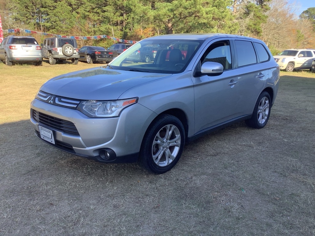 2014 Mitsubishi Outlander SE's photo