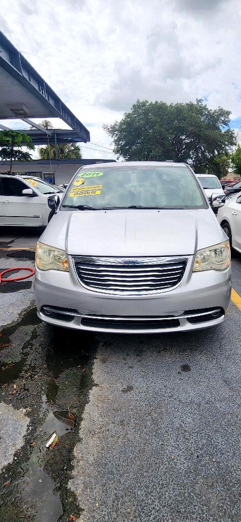 Chrysler Town & Country Touring-L 2011