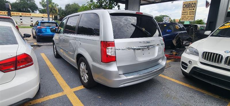 Chrysler Town & Country Touring-L 2011