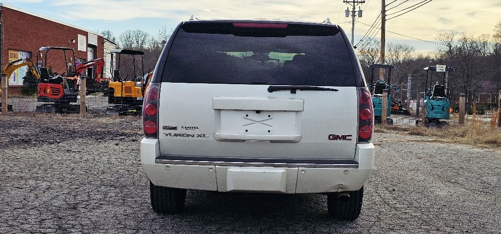 GMC Yukon Denali XL 2WD 2011