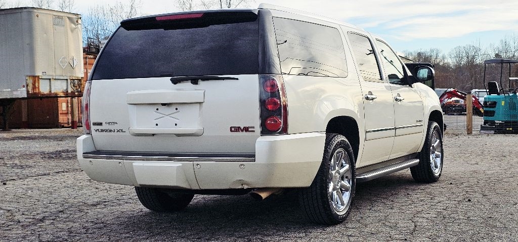 GMC Yukon Denali XL 2WD 2011