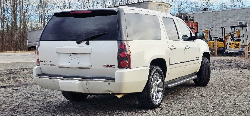 GMC Yukon Denali XL 2WD 2011