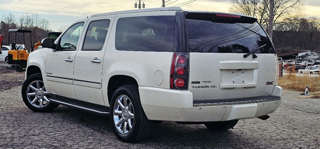 GMC Yukon Denali XL 2WD 2011