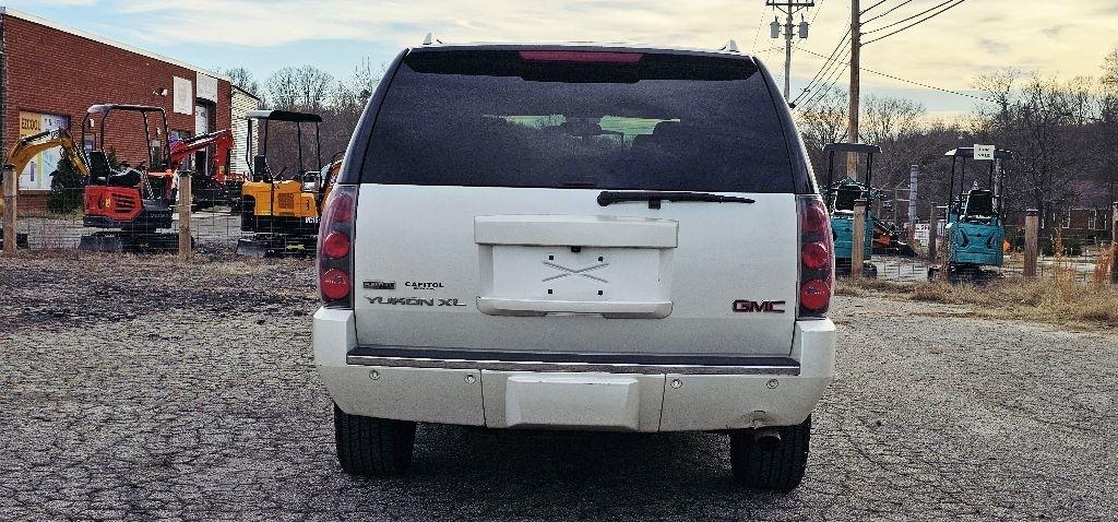 GMC Yukon Denali XL 2WD 2011