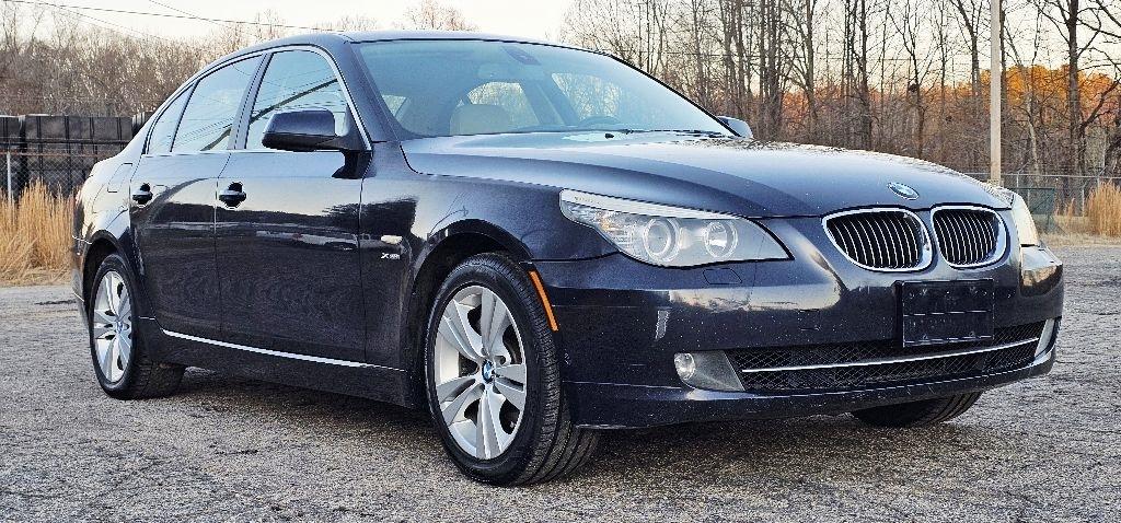 BMW 5-Series 528xi 2010