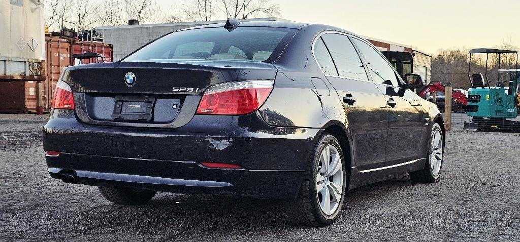 BMW 5-Series 528xi 2010