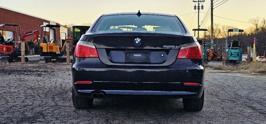 BMW 5-Series 528xi 2010
