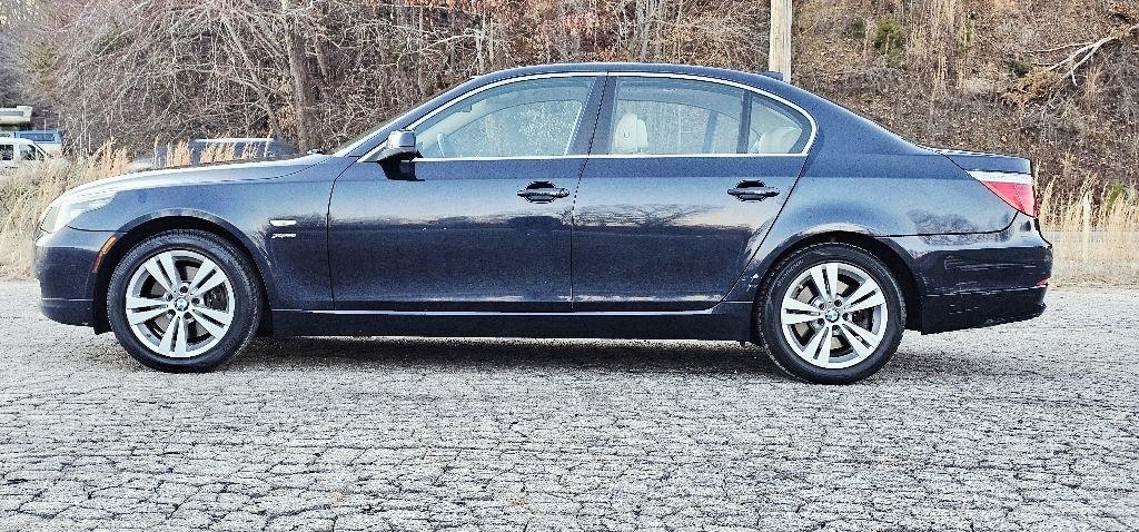 BMW 5-Series 528xi 2010