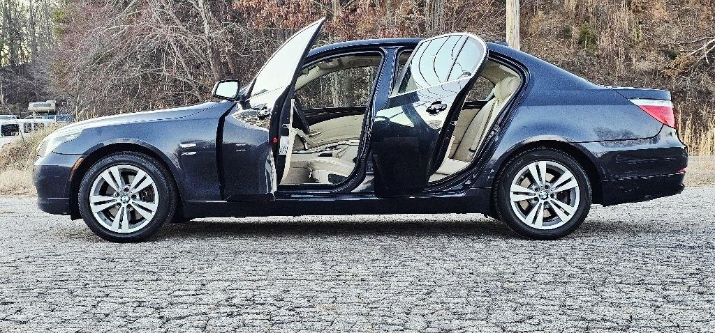 BMW 5-Series 528xi 2010