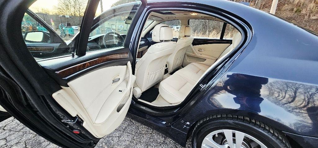 BMW 5-Series 528xi 2010