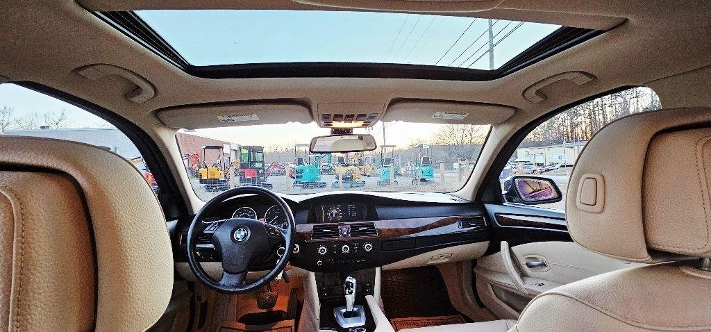 BMW 5-Series 528xi 2010