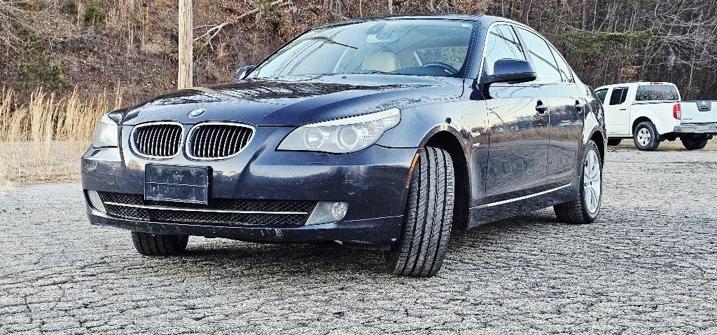 BMW 5-Series 528xi 2010