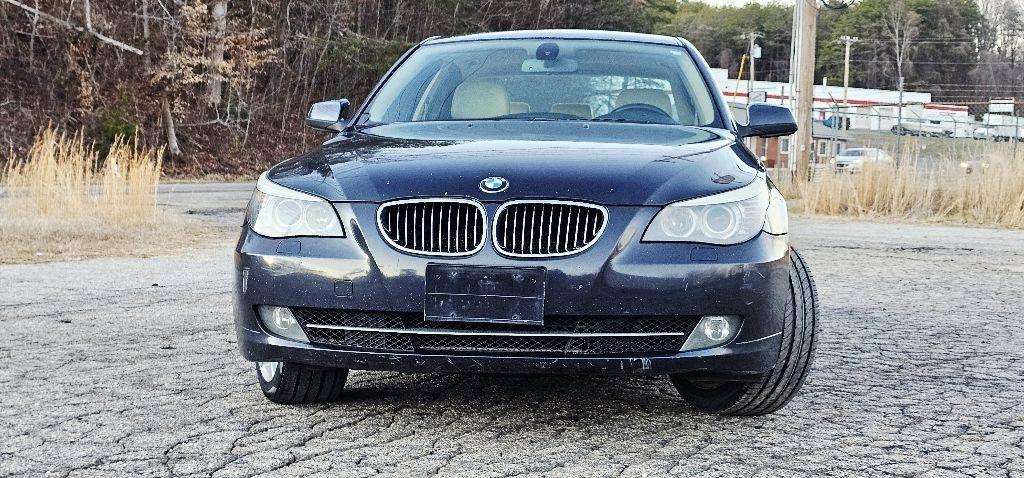 BMW 5-Series 528xi 2010